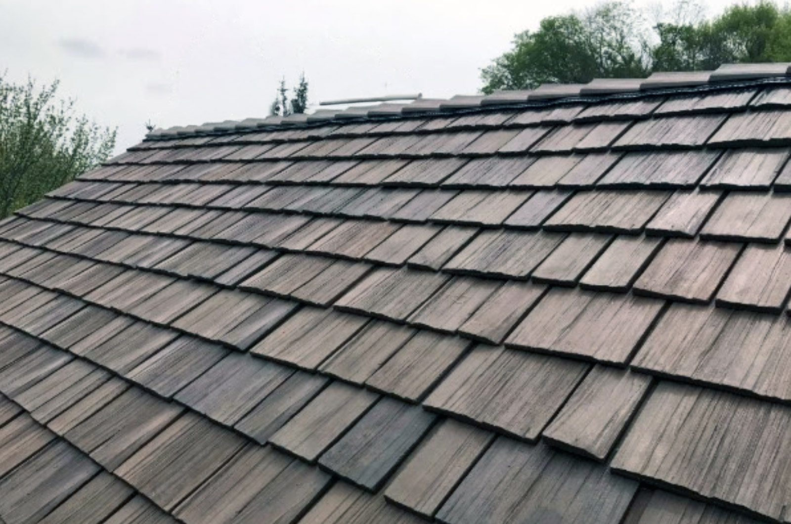 A roof in Gold Hill, Oregon with Synthetic shingles