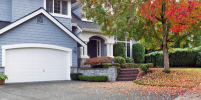 A Southern Oregon house in the Fall that needs pressure washing