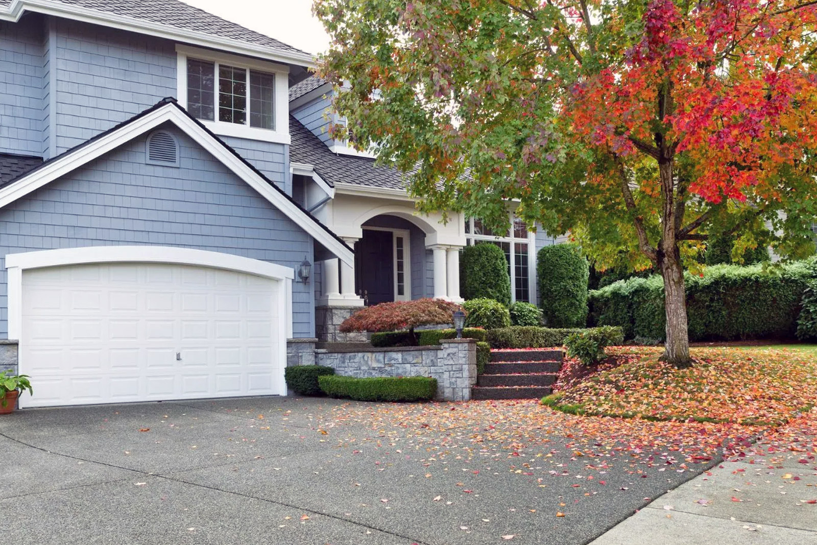 A Southern Oregon house in the Fall that needs pressure washing