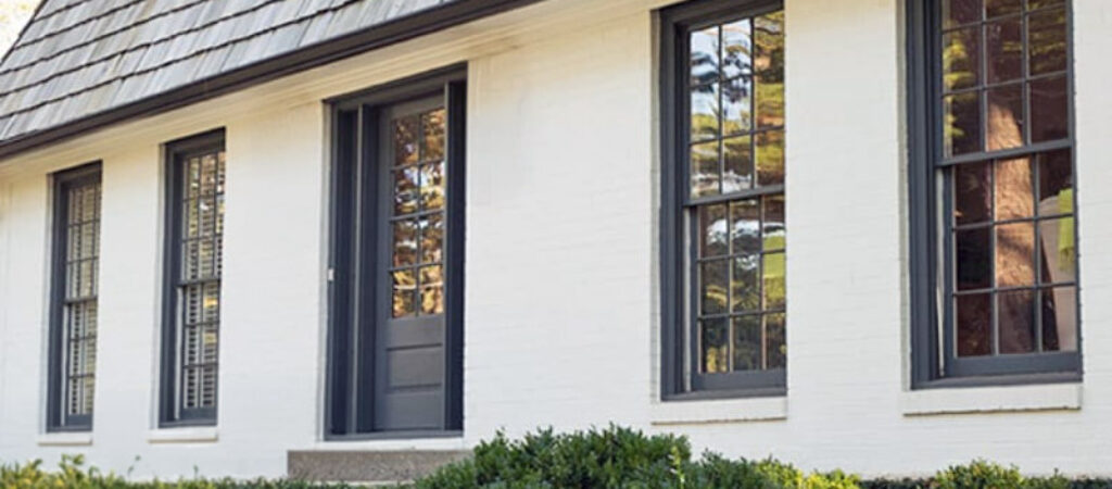 A white home in Southern Oregon with freshly cleaned windows