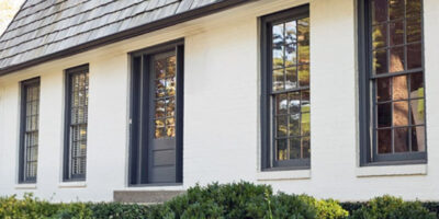 A white home in Southern Oregon with freshly cleaned windows